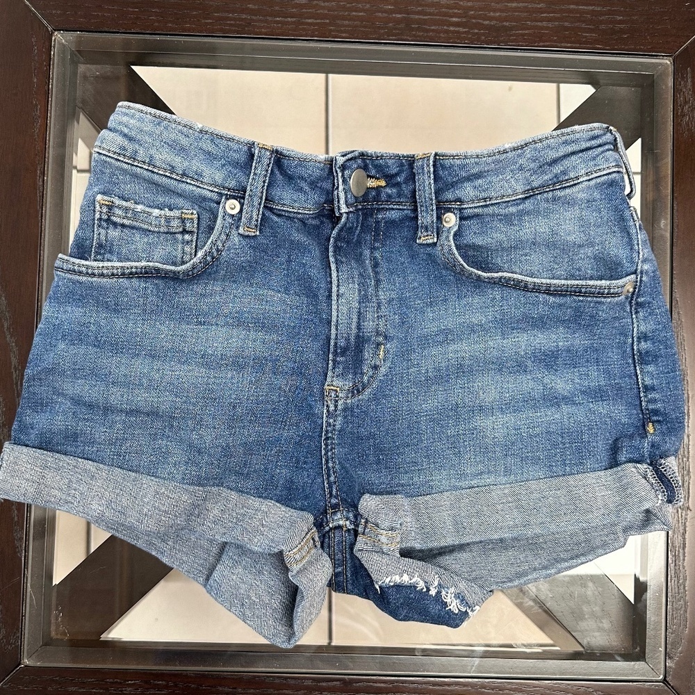 *H&M* Medium Wash Denim Cuffed Short Size 4
